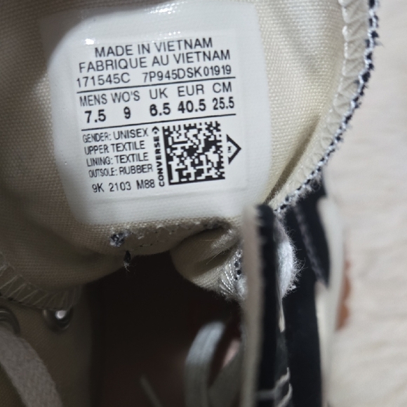 Converse Black and White Sneakers for Casual Comfort - Picture 6 of 6